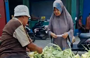 Jelang Lebaran Idulfitri, Pedagang Sayuran di Tambun Selatan Beralih Jualan Kulit Ketupat