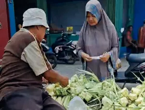 Jelang Lebaran Idulfitri, Pedagang Sayuran di Tambun Selatan Beralih Jualan Kulit Ketupat