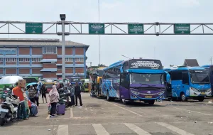 Terminal Induk Bekasi Padat, Pemudik Sumedang Tertahan Tunggu Bus