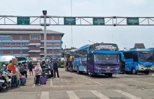 Terminal Induk Bekasi Padat, Pemudik Sumedang Tertahan Tunggu Bus