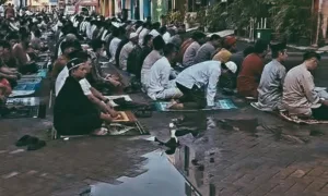 Warga Muhammadiyah Salat Idul Fitri di PDM Kabupaten Bekasi Meski Ada Genangan Air