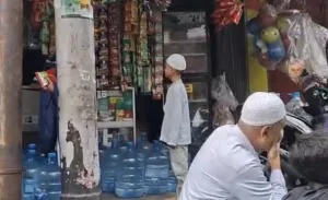 “Hanya Tutup Hari Kiamat”, Warung Madura di Bekasi Tetap Buka Saat Salat Idulfitri