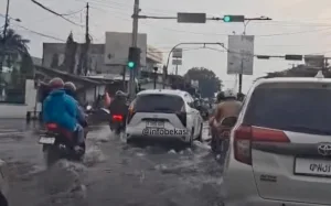 Lebaran Hari Pertama Jalan Kawasan Perum Bulog Tambun Tergenang Air, Kini Berangsur Surut