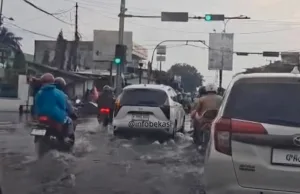 Lebaran Hari Pertama Jalan Kawasan Perum Bulog Tambun Tergenang Air, Kini Berangsur Surut