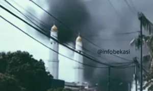 Damkar Kerahkan 6 Mobil Pemadam, “Jinakan” Api Lahap Pabrik Kaus Kaki di Tanah Apit