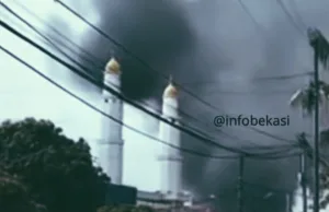 Damkar Kerahkan 6 Mobil Pemadam, “Jinakan” Api Lahap Pabrik Kaus Kaki di Tanah Apit
