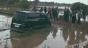 Tabrak 2 Kendaraan Lalu Kabur, Mobil APV Terperosok ke Sawah Babelan