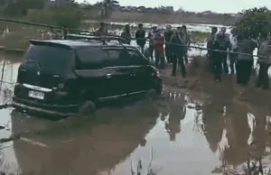 Tabrak 2 Kendaraan Lalu Kabur, Mobil APV Terperosok ke Sawah Babelan