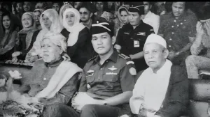 Potret Jenderal TNI Try Sutrisno bersama Ulama Betawi KH Noer Alie Saat Acara Maulid 