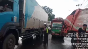 Blokade Truk Sampah di Narogong, Warga Khawatir Dampak Lanjutan Longsor TPST