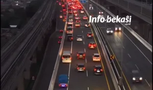 Tol Layang MBZ Padat Akibat Kecelakaan Beruntun di KM 22+700