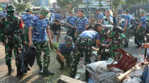 Sambut HUT ke-79 TNI AU, Ratusan Prajurit Gelar Kerja Bakti Massal di Pasar Pondok Gede