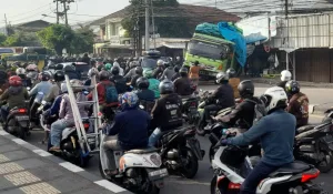 Truk Fuso Patah As dan Timpa Ruko, Arus Lalin Tambun Selatan Lumpuh Dini Hari Tadi