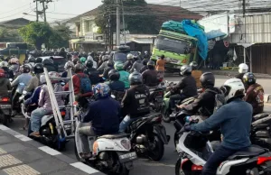 Truk Fuso Patah As dan Timpa Ruko, Arus Lalin Tambun Selatan Lumpuh Dini Hari Tadi