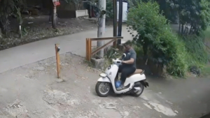 Terekam CCTV, Polisi Buru Pelaku Perampas Motor Penjual Es Teh di Setu