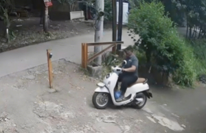Terekam CCTV, Polisi Buru Pelaku Perampas Motor Penjual Es Teh di Setu