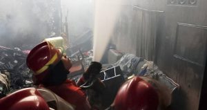 Lilin Ditinggal Menyala Saat Tidur, Rumah di Jakasampurna Ludes Terbakar