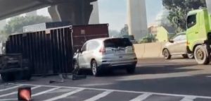 Polisi Selidiki Kecelakaan di KM 20 Kontainer Jatuh Ditabrak Mobil CR-V