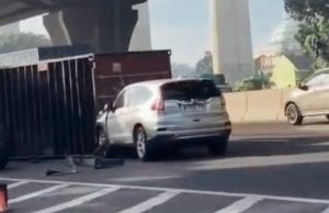 Polisi Selidiki Kecelakaan di KM 20 Kontainer Jatuh Ditabrak Mobil CR-V