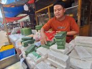 Imbas Harga Kedelai Melonjak, Pedagang Tempe di Pasar Baru Bekasi Kecilkan Ukuran