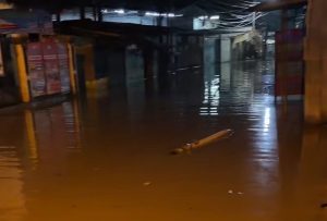 Banjir Kiriman Rendam Jalan Depan Pabrik Levis Pisangan, Truk hingga Motor Tak Bisa Melintas