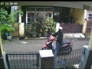 Nekat Siang Bolong, Pria Ini Curi Besi Penutup Selokan di Perumahan Margahayu