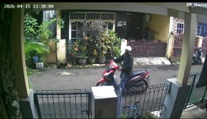 Nekat Siang Bolong, Pria Ini Curi Besi Penutup Selokan di Perumahan Margahayu