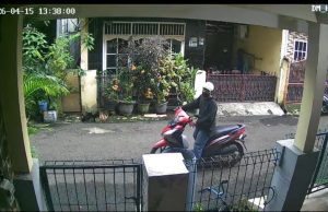 Nekat Siang Bolong, Pria Ini Curi Besi Penutup Selokan di Perumahan Margahayu
