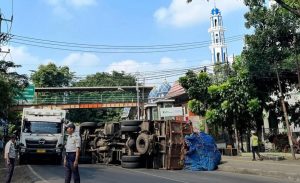 Truk Pengangkut Sampah Terguling di Depan Pasar Bantargebang