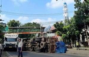 Truk Pengangkut Sampah Terguling di Depan Pasar Bantargebang