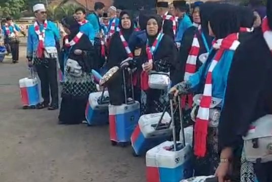 100 Calhaj Lansia Asal Bekasi Berangkat Haji Kloter Pertama