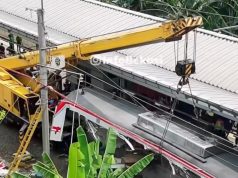 Gerbong Kereta Rusak Parah, Proses Evakuasi Gunakan Alat Berat