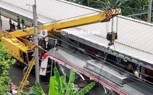 Gerbong Kereta Rusak Parah, Proses Evakuasi Gunakan Alat Berat