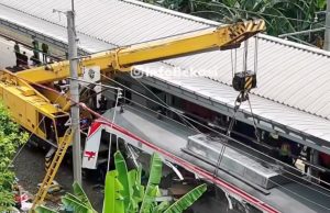 Gerbong Kereta Rusak Parah, Proses Evakuasi Gunakan Alat Berat