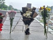 Deretan Buket Bunga Penuh Doa, Penghormatan untuk Korban Tabrakan Kereta