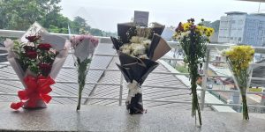 Deretan Buket Bunga Penuh Doa, Penghormatan untuk Korban Tabrakan Kereta
