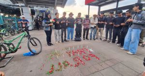 Aksi Kamisan Tabur Bunga di Stasiun Bekasi Timur, Panjatkan Doa Korban Tabrakan Kereta