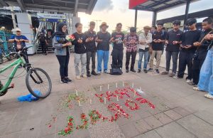 Aksi Kamisan Tabur Bunga di Stasiun Bekasi Timur, Panjatkan Doa Korban Tabrakan Kereta