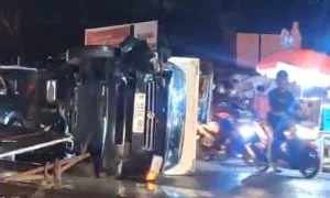 Diduga Sopir Mengantuk, Mobil Box Terguling Tabrak Baliho