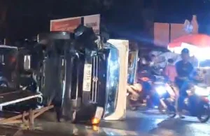 Diduga Sopir Mengantuk, Mobil Box Terguling Tabrak Baliho