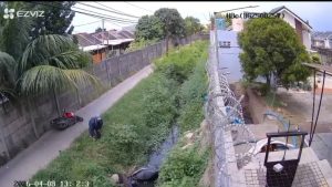 Insiden “Jalan Tikus” Sanur Marakash, Pemotor Oleng Nyungsep ke Kalenan Usai Senggolan