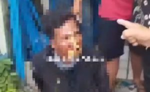 Diduga Curanmor, Pria Ini Babak Belur Diamuk Massa hingga Dibaluri Deterjen