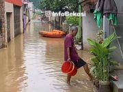 Warga Gang Mawar 6 Bektim Kebanjiran, Air Mulai Surut Sisakan Lumpur