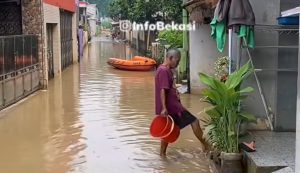 Warga Gang Mawar 6 Bektim Kebanjiran, Air Mulai Surut Sisakan Lumpur