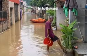 Warga Gang Mawar 6 Bektim Kebanjiran, Air Mulai Surut Sisakan Lumpur