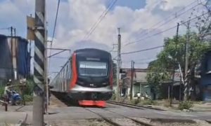 KRL Jalur Cikarang Kembali Beroperasi, Gerbong Kereta Masih Sepi Penumpang