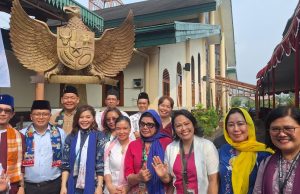 Pakaian Adat Betawi Saat Perayaan Kenaikan Yesus Kristus di Kampung Sawah