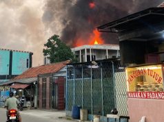 Asap Tebal Membumbung, Gudang Barang Bekas di Cikarang Barat Dilalap Si Jago Merah