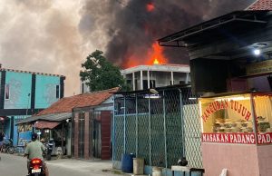 Asap Tebal Membumbung, Gudang Barang Bekas di Cikarang Barat Dilalap Si Jago Merah