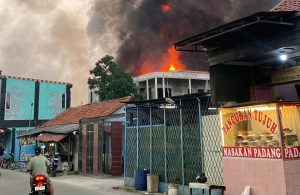 Asap Tebal Membumbung, Gudang Barang Bekas di Cikarang Barat Dilalap Si Jago Merah